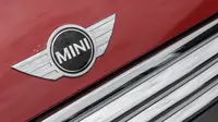 MINI Cooper dilego dengan harga Rp 479 juta, sementara MINI Cooper S bisa dikendarai dengan merogoh kocek sebesar Rp 649 juta. 