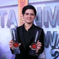Dalam ajang penghargaan Infotainment Awards 2017 nama pesinetron Aliando Syarief masih berjaya. Dua piala sekaligus diborong oleh pemeran sinetron Ganteng Ganteng Serigala tersebut. (Adrian Putra/Bintang.com)