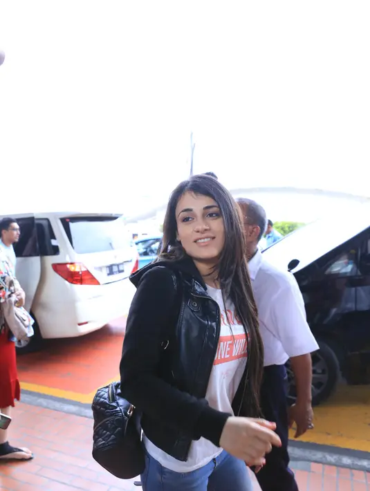 Wanita kelahiran 1995 itu menceritakan hadiah yang diterimanya saat hari ulang tahunnya tiba. Menurutnya, hadiah tersebut berasal dari ribuan orang, juga para keluarga dan sahabat. (Adrian Putra/Bintang.com)