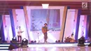 Musisi Budi Doremi saat bernyanyi pada gelaran EGTC 2018 Bandung di Graha Sanusi Hardjadinata, Universitas Padjajdaran, Bandung, Rabu (5/12). Budi Doremi membawakan lagu-lagu diantaranya, Tolong, Friendzone, Doremi. (Liputan6.com/Helmi Fithriansyah)