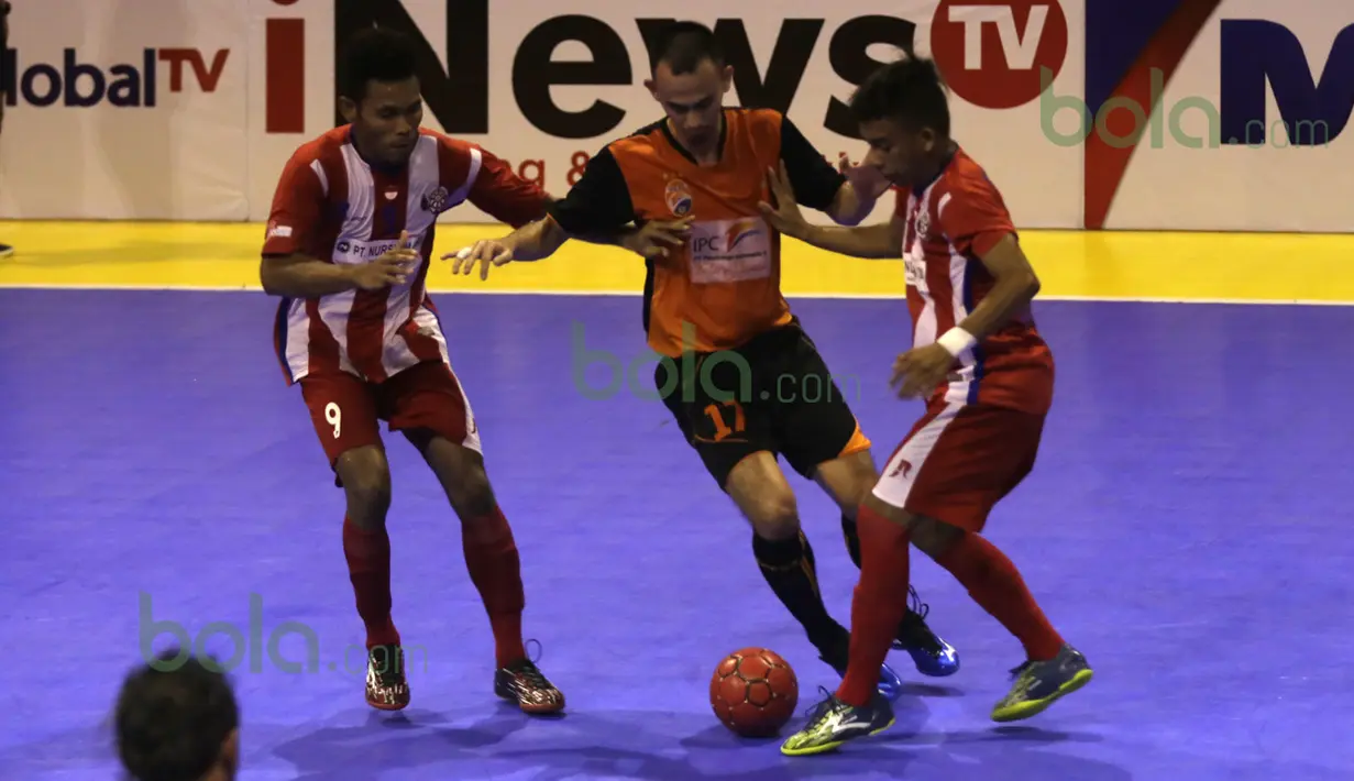 Perebutan bola antara pemain IPC Pelindo (tengah) dengan pemain Black Steel Manokwari dalam laga Seri III Grup B Wilayah Timur Pro Futsal League 2016 di GOR 17 Desember, Mataram, NTB, Minggu (13/3/2016). (Bola.com/Arief Bagus)
