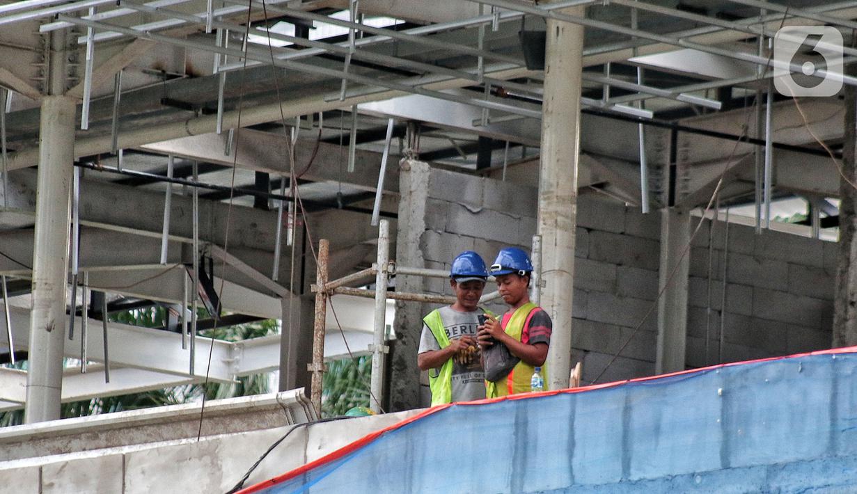 Pekerja menyelesaikan proyek halte Trans Jakarta, di Sudirman, Jakarta, Jumat (18/11/2022). BPJS Ketenagakerjaan (BPJAMSOSTEK) Kantor Wilayah DKI Jakarta mencatat sepanjang Januari hingga Maret 2022 terjadi 61.805 kasus kecelakaan kerja dan mayoritas dialami pekerja usia 20-25 tahun. (Liputan6.com/Angga Yuniar)