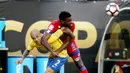 Pemain Brasil Dani Alves (kir) berebut bola dengan pemain Haiti, Kervens Belfort pada lanjutan  Copa America Centenario 2016 di Orlando, Florida, AS, (9/6/2016) WIB. (AFP/Gregg Newton)