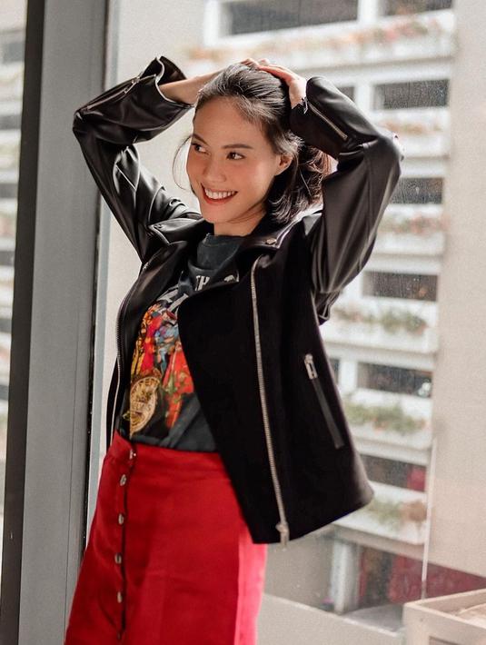 Sebagai presenter acara petualangan, Della Dartyan memang kerap tampil simpel dan kasual. Apalagi saat tampil dalam jaket kulit yang dipadukan dengan rok yang membuatnya tetap feminim. (Liputan6.com/IG/delladartyan)