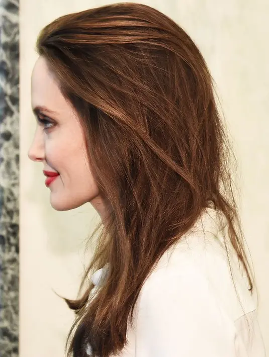 Sejak awal proses cerai berlangsung, wajar jika Jolie masih menaruh hati pada Pitt. Beberapa kali Pitt disiarkan telaah menemukan pengganti Jolie dan ini pun kabarnya juga membuat Jolie cemburu. (AFP/Michael Loccisano)