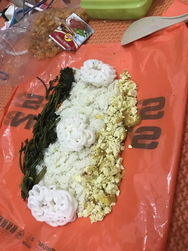 6 Potret Makan di Wadah Nyeleneh Karena Kepepet Ini Kocak