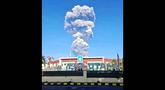 Foto yang dirilis oleh Badan Nasional Penanggulangan Bencana Indonesia (BNPB) pada Jumat 8 Mei 2026 menunjukkan asap yang mengepul dari letusan Gunung Dukono seperti yang terlihat dari Tobelo, Maluku Utara. Gunung Dukono mengalami erupsi besar dengan kolom abu vulkanik mencapai ketinggian 10.000 meter di atas puncak. (Foto: Handout/Badan Penanggulangan Bencana Indonesia (BNPB)/AFP)