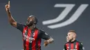 Pemain AC Milan, Fikayo Tomori, melakukan selebrasi usai mencetak gol ke gawang Juventus pada laga Liga Italia di Stadion Allianz, Senin (10/5/2021). AC Milan menang dengan skor 3-0. (Spada/LaPresse via AP)