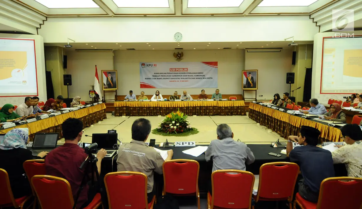 Suasana uji melakukan uji publik Rancangan Peraturan KPU terkait Pilgub. Pilbup dan Pilwali oleh komisioner KPU di Jakarta, Rabu (31/5). Uji publik dihadiri perwakilan parpol, akademisi dan media. (Liputan6.com/Helmi Fithriansyah) 