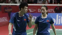 Pasangan Cina, Zheng Siwei/Huang Yaqiong, saat melawan wakil Indonesia, Tontowi Ahmad/Lilyana Natsir, pada laga Indonesia Masters 2019 di Istora, Jakarta, Minggu (27/1). Tontowi/Liliyana kalah 21-19, 19-21, 16-21. (Bola.com/M Iqbal Ichsan)