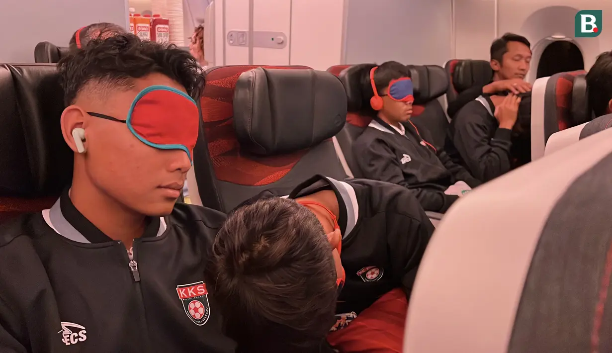 Ragam aktivitas dilakukan para pemain Korea-Korea Selecao (KKS) saat di dalam pesawat menuju Portugal. Untuk mengusir kebosanan, mereka melakukan berbagai kegiatan mulai dari menonton film di layar depan tempat duduk mereka, bermain game, hingga memejamkan mata. (Bola.com/Bagaskara Lazuardi)