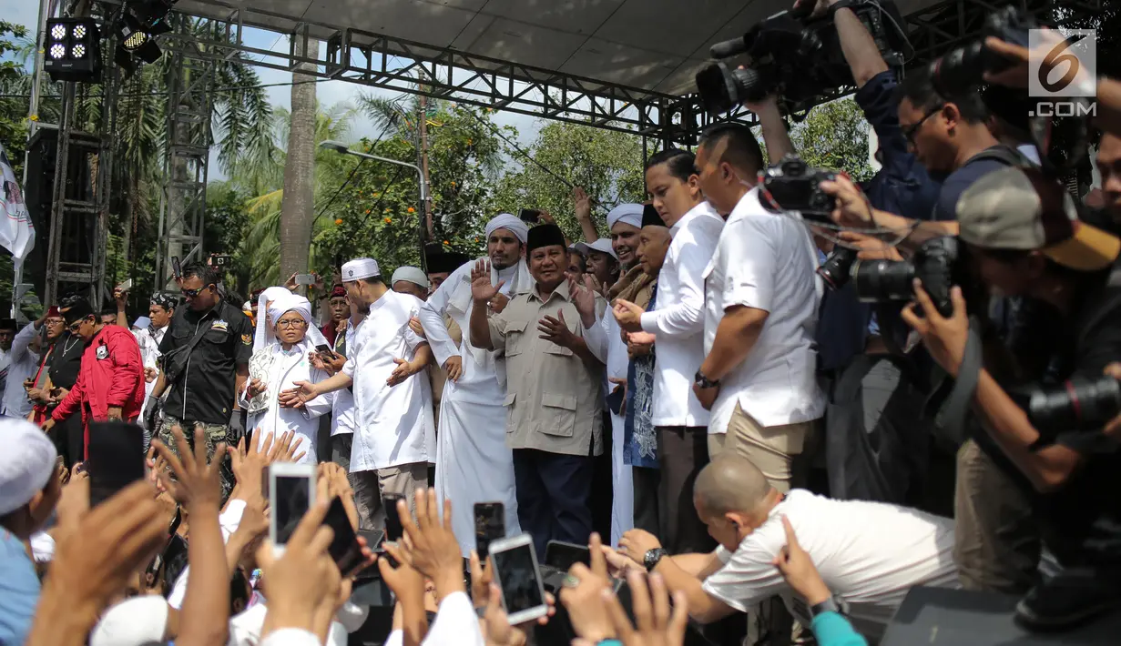 Capres nomor urut 02 Prabowo Subianto saat menghadiri syukuran kemenangan di kediaman Prabowo, di Kertanegara, Jakarta, Jumat (19/4). Acara dengan tema gema nisfu sya'ban sekaligus ucapan syukur kemenangan Prabowo - Sandiaga tersebut dihadiri ribuan pendukung. (Liputan6.com/Faizal Fanani)