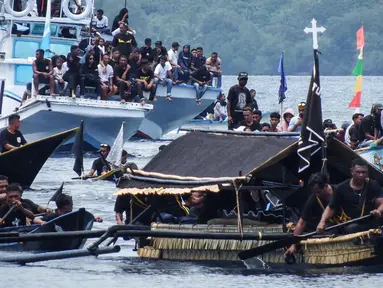 Umat Katolik mengangkut peti mati berisi patung Yesus selama prosesi laut Jumat Agung dari Kapel Tuan Menino, sebuah ritual yang diwarisi dari pengaruh Portugis selama lebih dari lima abad, di Larantuka, Nusa Tenggara Timur, pada Jumat 3 April 2026. Umat Katolik di Larantuka, Nusa Tenggara Timur, kembali menggelar prosesi laut Hantar Tuan Meninu dalam rangkaian perayaan Jumat Agung pada 3 April 2026. (ARNOLD WELIANTO/AFP)