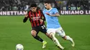 Memasuki babak kedua, AC Milan langsung tancap gas. Rossoneri mencoba untuk mengejar ketertinggalan. Tampak dalam foto, bek AC Milan asal Swiss, Zachary Athekame (kiri), berebut bola dengan gelandang Lazio asal Italia, Mattia Zaccagni (kanan), selama pertandingan pekan ke-29 Serie A Italia 2025/2026 di Olimpico Stadium, Roma, Minggu 15 Maret 2026 waktu setempat atau Senin (16/3/2026) dini hari WIB. (Alberto PIZZOLI/AFP)