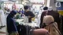 Pedagang melayani pembeli perlengkapan ibadah di Pasar Tanah Abang Blok A, Jakarta, Senin (4/4/2022). Penjualan busana muslim seperti mukena, kerudung, sajadah dan sarung mengalami peningkatan di bulan Ramadhan. (Liputan6.com/Faizal Fanani)