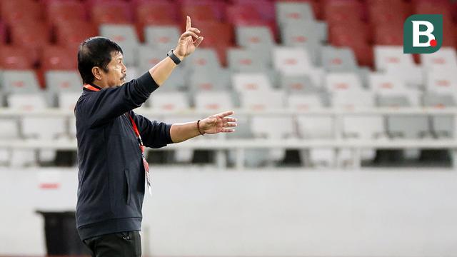 Foto: Beda Dengan Shin Tae-yong, Ini Dia Gaya Santai Indra Sjafri Bersama Timnas Indonesia U-22 dari Pinggir Lapangan