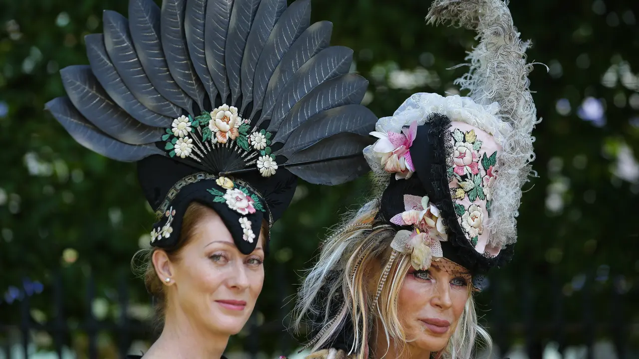 Topi Unik Wanita-Wanita Cantik di Arena Balap Kuda