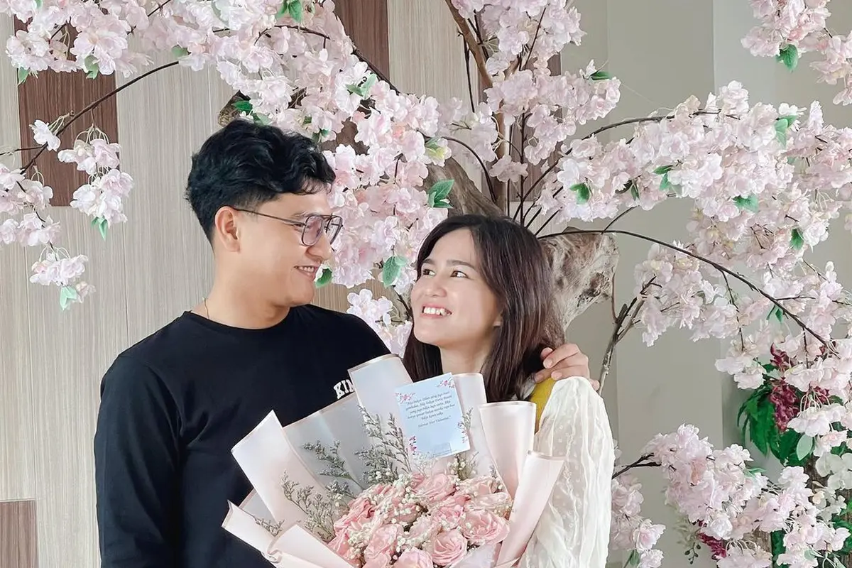 6 Potret Lamaran Masayu Clara dan Qausar Harta, Beri Vespa Klasik Buat Seserahan