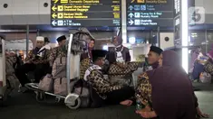 Calon Jemaah umrah menunggu kepastian di Terminal 3 Bandara Soekarno Hatta, Tangerang, Kamis (27/2/2020). Calon jemaah umrah telantar di Terminal 3 Soetta setelah pemerintah Arab Saudi menangguhkan seluruh kunjungan ke negara itu untuk mencegah penularaan virus corona. (merdeka.com/Iqbal Nugroho)