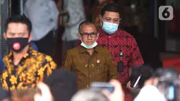 Ketua Komisi Yudisial (KY), Jaja Ahmad Jayus berjalan keluar seusai pertemuan dengan pimpinan KPK di Gedung KPK, Jakarta, Jumat (3/7/2020). Pertemuan yang berlangsung tertutup itu untuk membahas pertukaran data terkait hakim bersama pimpinan lembaga antirasuah tersebut. (merdeka.com/Imam Buhori)