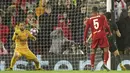 Kiper Atletico Madrid, Jan Oblak menahan bola tendangan striker Liverpool, Roberto Firmino pada pertandingan leg kedua 16 besar Liga Champions di Anfield, Inggris (11/3/2020). Oblak melakukan sembilan penyelamatan dipertandingan ini dan membawa atletico ke perempat final. (AP Photo/Jon Super)