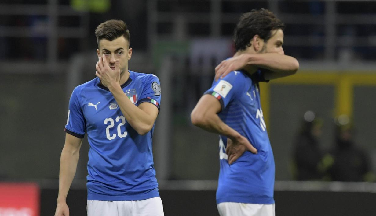 Gelandang Italia, Stephan El Shaarawy, tampak sedih usai gagal membawa Italia lolos ke Piala Dunia 2018 setelah disingkirkan Swedia di Stadion Giuseppe Meazza, Senin (13/11/2017). Italia bermain imbang 0-0 dengan Swedia. (AFP/Miguel Medina)