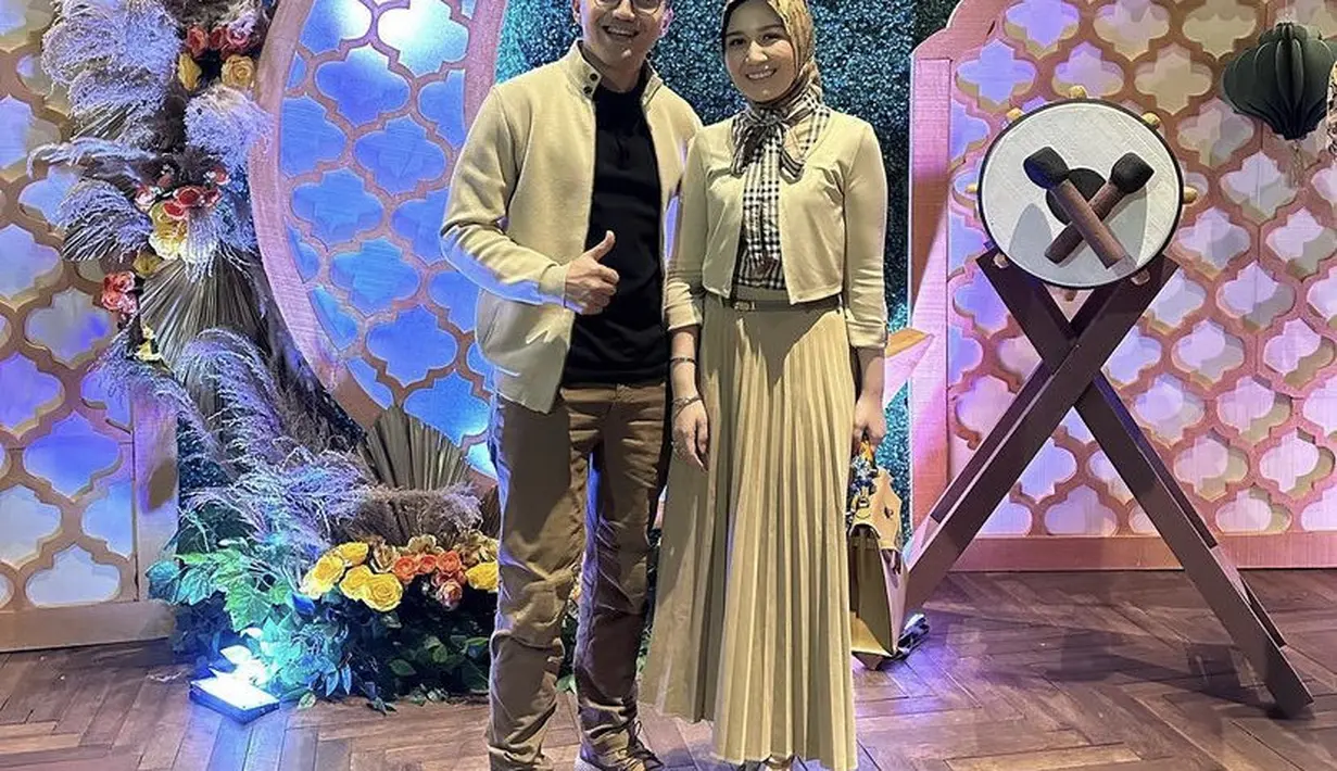 Sahrul Gunawan pun telah beberapa kali tampil bersama kekasihnya, seperti acara buka puasa bersama. Mereka kompak dengan pakaian bernuasa earth tonennya. Credit: Instagram (@sahrulgunawanofficial)