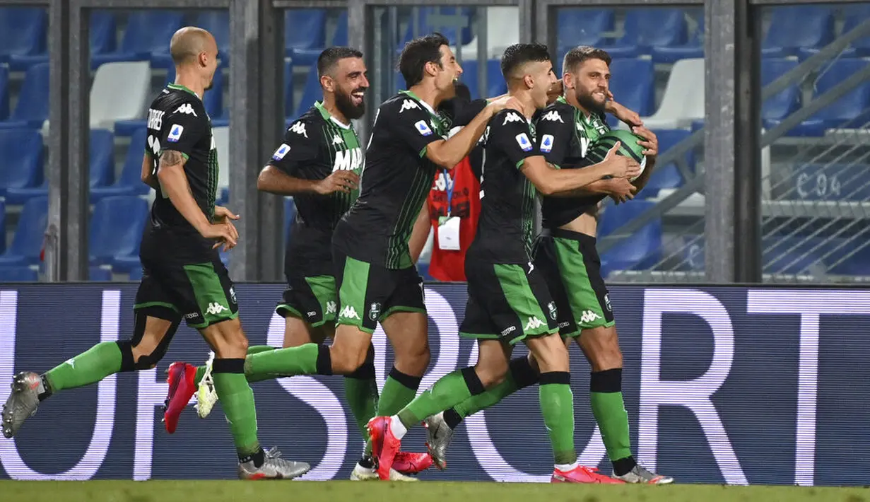 Para pemain Sassuolo merayakan gol yang dicetak oleh Domenico Berardi ke gawang Juventus pada laga Serie A di Stadion Mapei, Rabu (15/7/2020). Kedua tim bermain imbang 3-3. (Massimo Paolone/LaPresse via AP)