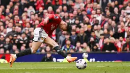 Pemain Manchester United, Antony, mencetak gol ke gawang Burnley pada laga pekan ke-35 Liga Inggris di Stadion Old Trafford, Minggu (28/4/2024). (AFP/Oli Scarff)