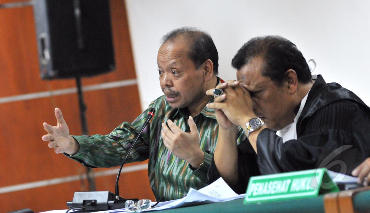 Sutan Bhatoegana bertanya pada saksi saat menjalani sidang lanjutan di Pengadilan Tipikor, Jakarta. Kamis (7/5/2015). Sidang untuk mendengarkan keterangan saksi terkait dugaan penerimaan gratifikasi di Kementerian ESDM. (Liputan6.com/Andrian M Tunay)
