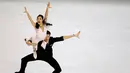 Atlet Ice skating Cina, Shiyue Wang dan Xinyu Liu saat melakukan aksi menegangkan di Turnamen Ice Skating dunia  ISU World Figure Skating Championships, Boston , Massachusetts , Amerika Serikat, (30/3). (REUTERS / Brian Snyder)