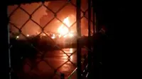 Kilang Pertamina Cilacap, Jawa Tengah, terbakar Jumat malam (11/6/2021). (Foto: Istimewa)