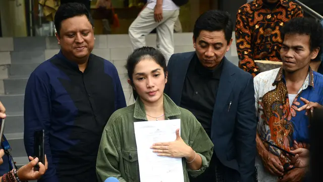 [Bintang] Ussy Sulistiawaty