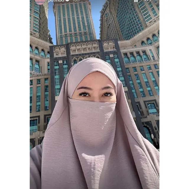 6 Potret Puteri Modiyanti Pakai Hijab, Penampilan ketika Umrah Bikin Pangling