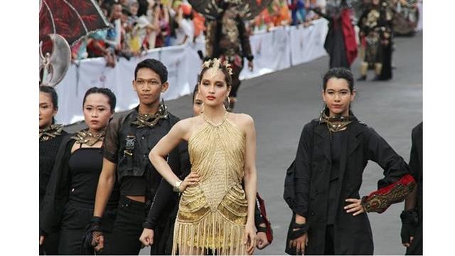 7 Potret Penampilan Cinta Laura di Jember Fashion Carnaval 2019, Tampil Memukau
