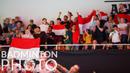 Sejumlah warga negara Indonesia yang menonton dan memadati Ceres Arena pun tak tinggal diam. Sorak semangat sembari mengibarkan bendera Indonesia yang diberikan untuk tim bulutangkis Indonesia tak berhenti hingga pertandingan usai. (Badminton Photo/Yves Lacroix)