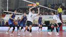 Aksi pemain Timnas Voli Putra Indonesia saat mengalahkan menaklukkan Timnas Voli Putra Vietnam di laga lanjutan leg 2 SEA V League 2025 di Jakarta International Velodrome, Jakarta, Indonesia, Kamis (17/07/2025) malam WIB.