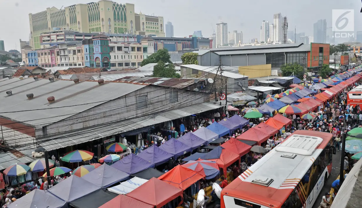Pengunjung memadati arena pedagang kaki lima (PKL) Pasar Tanah Abang, Jakarta, Minggu (0/6). Seminggu mendekati perayaan Idul Fitri 1439 H, pusat grosir terbesar di asia tenggara tersebut semakin riuh oleh pengunjung. (Merdeka.com/Iqbal S. Nugroho)