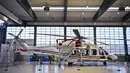 Penampakan helikopter AgustaWestland AW189 di Vergiate, dekat Milan, Italia, Selasa (30/1). (MARCO BERTORELLO/AFP)