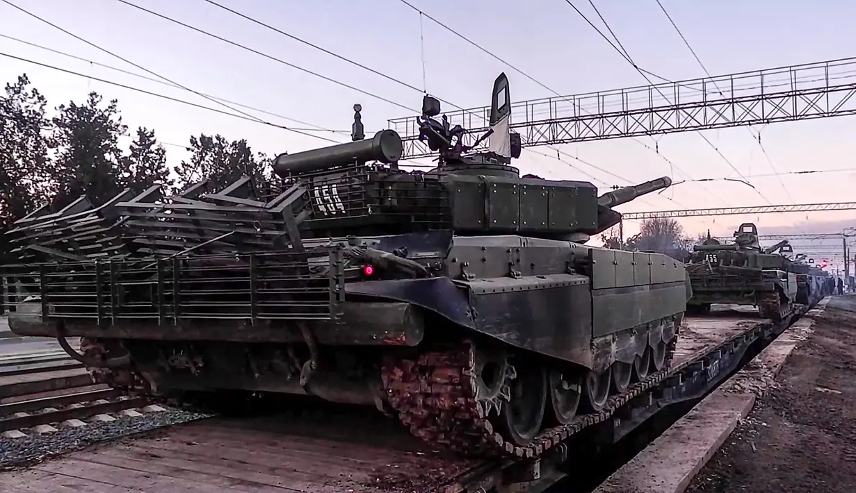 Tank-tank Rusia berangkat ke Rusia setelah latihan gabungan dengan Belarusia di lapangan tembak dekat Brest (15/2/2022). Langkah itu dilakukan di tengah upaya diplomatik yang intens untuk mencegah invasi Rusia yang ditakuti terhadap tetangganya yang pro-Barat. (Handout/Russian Defence Ministry/AFP)