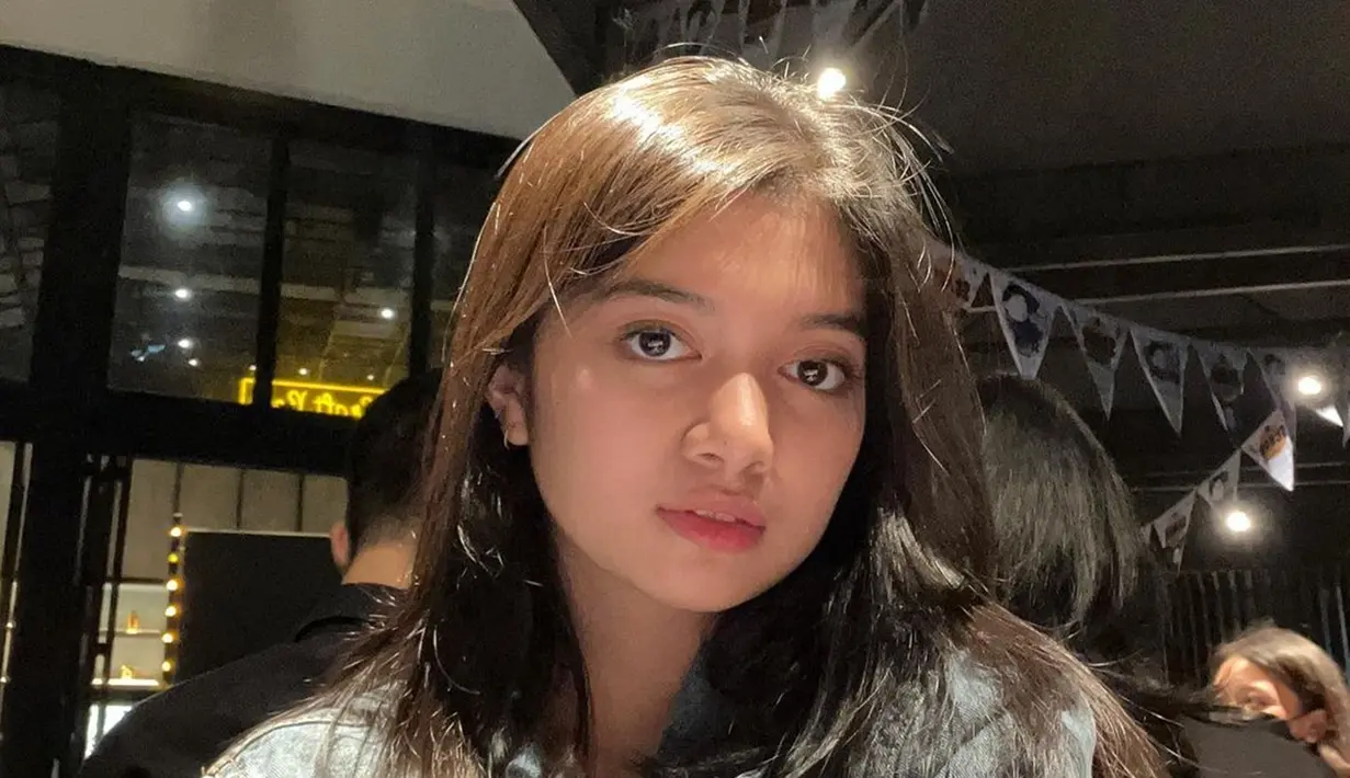Perempuan kelahiran 6 Januari 2006 terus berusaha berkarier di dunia entertainment. Setelah memutuskan lulus dari JKT48, Afiqah memilih untuk menjadi pesinetron. Akting memukau Afiqah menjadi modal penting dirinya bisa eksis sebagai pesinetron. (Liputan6.com/IG/amaninaafiqah)