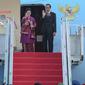 Presiden Jokowi dan Istri melambaikan tangan sebelum memasuki pesawat di Bandara Halim Perdana Kusuma, Jakarta,(24/10/2015). Tujuan utama Jokowi adalah meningkatkan hubungan bilateral, terutama investasi dan perdagangan. (Liputran6.com/Faizal Fanani)