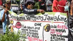 Kelompok pengemudi becak motor bersama aktivis melakukan aksi berjalan kaki menuju titik Nol kilometer Yogyakarta, Senin (22/4). Aksi memperingati Hari Bumi ini diisi dengan ajakan kepada masyakarat untuk mengurangi sampah dan penggunaan plastik. (Liputan6.com/Helmi Fithriansyah)