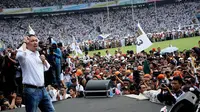 Dihadapan ratusan ribu kader PKS di Stadion GBK Jakarta, Anis Matta (Presiden PKS) menyatakan keyakinannya akan meraih kemenangan dalam Pemilu 2014 (Liputan6.com/Helmi Fithriansyah)