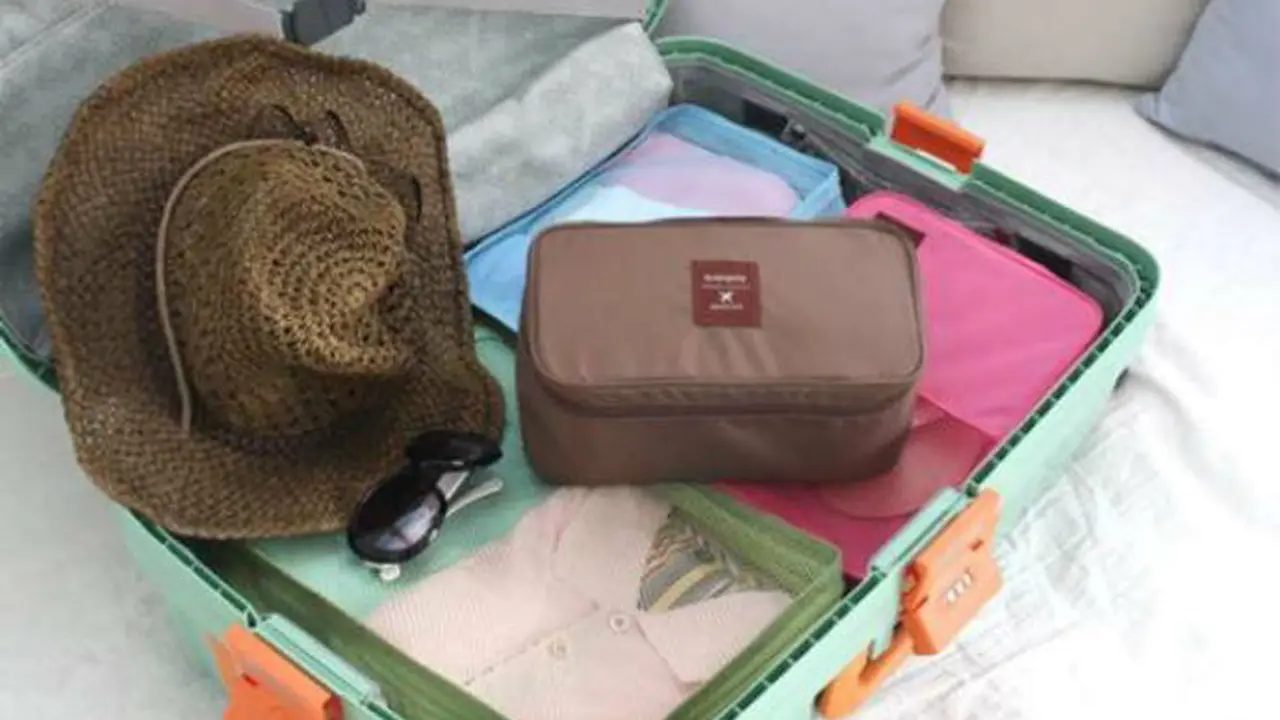 10 Hal yang Harus Dibawa oleh Wanita Saat Traveling