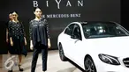 Model mengenakan busana dari desainer Biyan Wanaatmaja  di booth Marcedes-Benz pada gelaran GIIAS 2016 di ICE BSD City Serpong, Banten, (13/8). Marcedes-Benz Indonesia bekerja sama dengan desainer ternama Biyan Wanaatmaja . (Liputan6.com/Fery Pradolo)