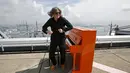 Musisi asal Jerman, Stefan Aaron menggelar `Orange Piano Tour` di Jepang, Jumat (4/9/2015). Stefan tampak bergaya dengan Piano orangenya. (REUTERS/Yuya Shino)