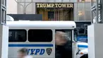 Bus Departemen Kepolisian New York berada di luar Trump Tower di New York City pada Senin (3/4/2023). (Photo by Stefani Reynolds / AFP)