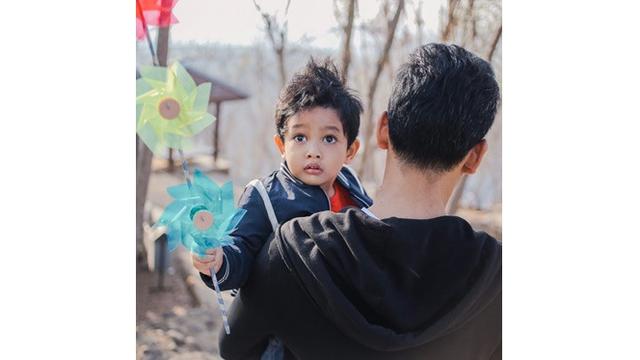 Jarang Terekspos, Ini 6 Potret Lucu Hasan Anak Fedi Nuril