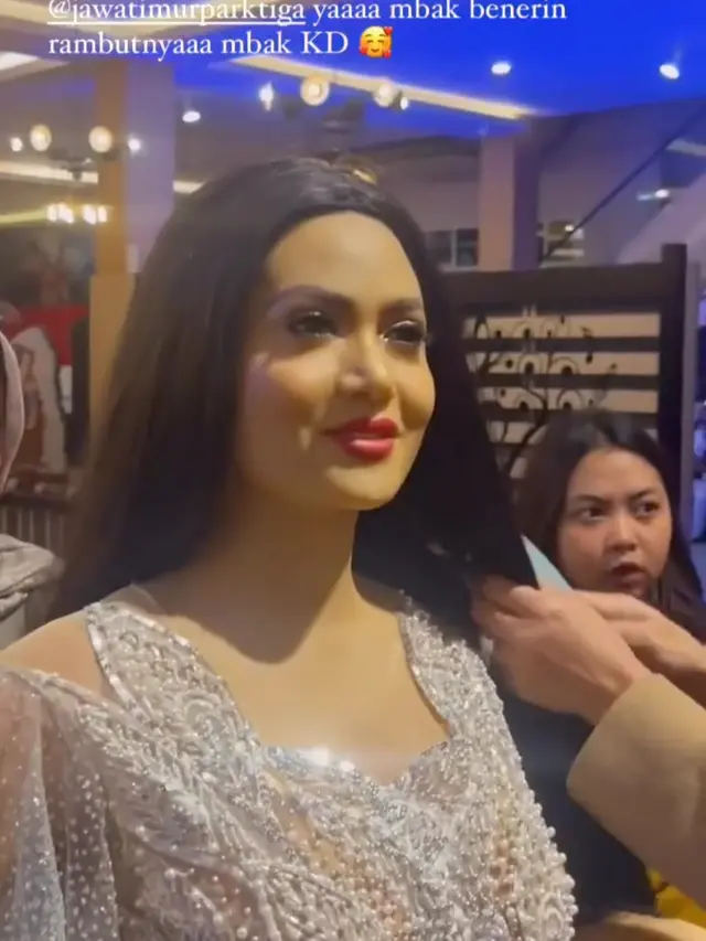 Momen Kris Dayanti Bertemu Patung Dirinya, Sisir Rambut sampai Diajak Foto Bareng